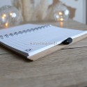 Intérieur du carnet en bambou avec pages blanche à lignes noires