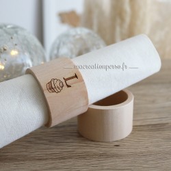 Rond de serviette personnalisé en bois avec initiale L et pictogramme muffin