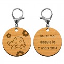 Recto verso porte clés en bois tortue 45 mm mousqueton argenté personnalisé toi et moi depuis le 2 mars 2014