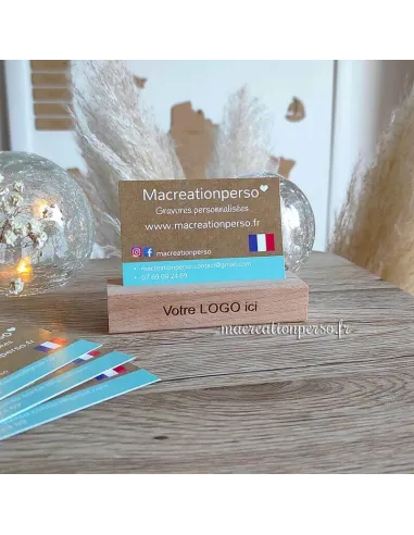 Support gravé pour carte de visite en bois avec logo professionnel