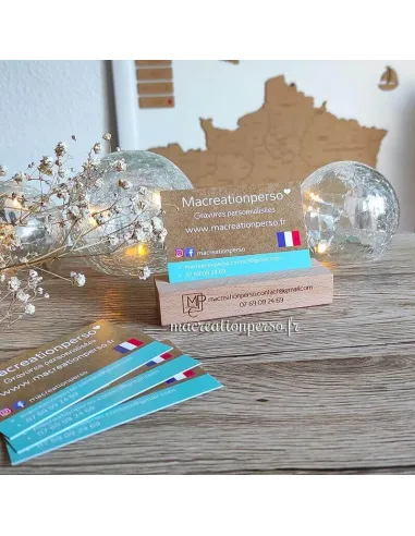 Bloc support en bois gravé avec carte de visite