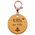 Porte-cléf personnalisé Lille rond en bois 45 mm avec un mousqueton de couleur rose métallique