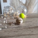 Cochonnet de pétanque personnalisé en bois brut et jaune fluo