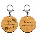 Deux faces recto et verso du porte-clé en bois Jeune conducteur AU TOP 45 mm avec mousqueton argenté gravé Tu es le MEILLEUR