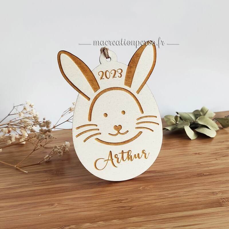 Oeuf de Pâques personnalisé en bois avec oreille de lapin