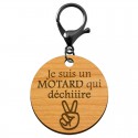 Porte-clé en bois motif je suis un motard qui déchiiire diamètre 45 mm avec mousqueton noir