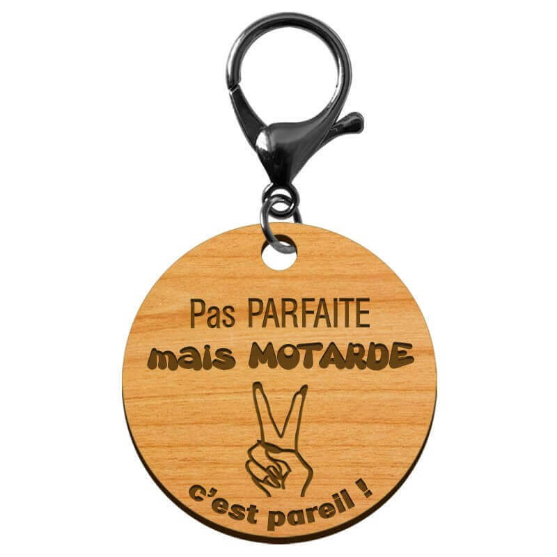 Porte-clé motarde "Pas PARFAITE mais MOTARDE c'est pareil" à personnaliser avec mousqueton noir