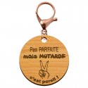 Porte-cléf personnalisé Pas PARFAITE mais MOTARDE c'est pareil rond en bois 45 mm avec un mousqueton de couleur rose métallique