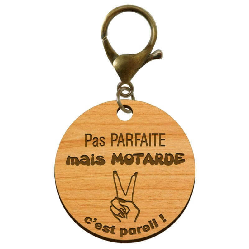 Porte-clés gravé Pas PARFAITE mais MOTARDE c'est pareil en bois 45 mm avec mousqueton de couleur bronze
