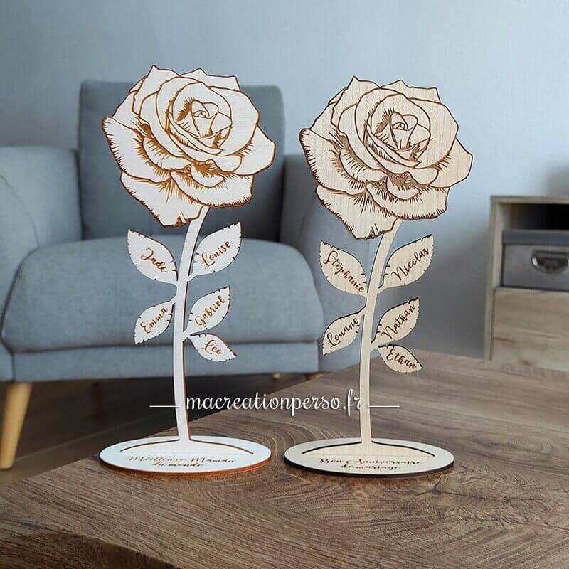 2 roses éternelles avec Prénoms sur les feuilles et phrase sur le socle