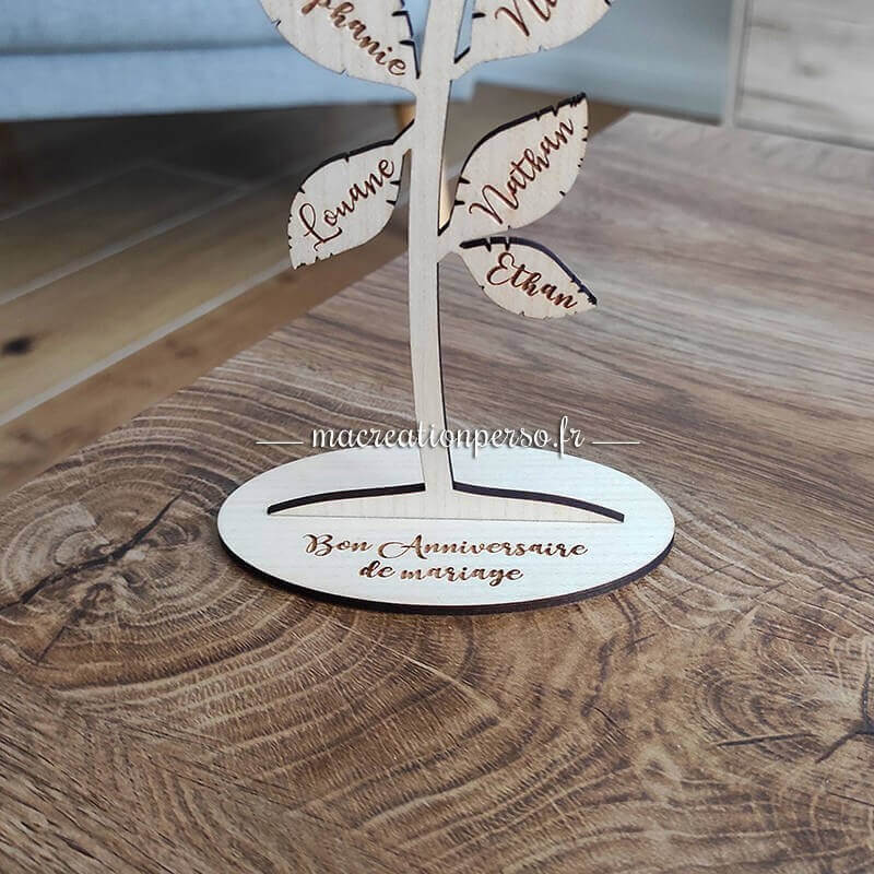 Socle de la rose éternelle avec exemple de personnalisation pour un anniversaire de mariage