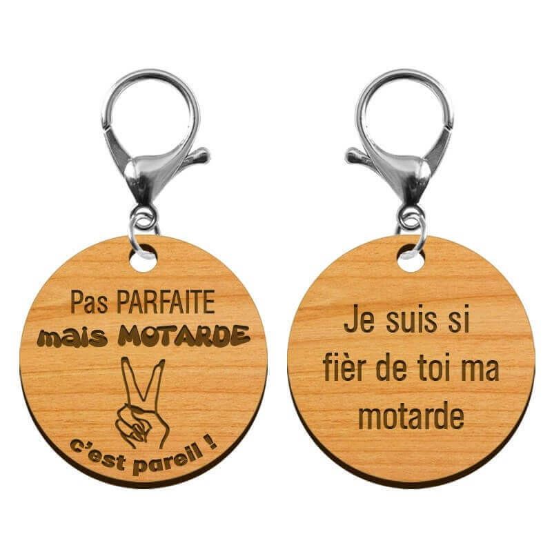 Deux faces recto et verso du porte-clé en bois Pas PARFAITE mais MOTARDE c'est pareil 45 mm avec mousqueton argenté