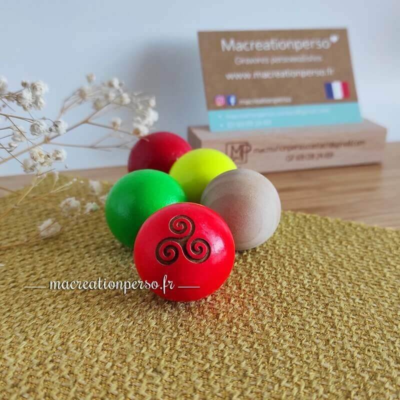 Cochonnet de pétanque personnalisé en bois brut et jaune fluo