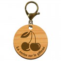 Porte-clé CERISE en bois "La cerise sur le gâteau" personnalisé mousqueton bronze