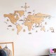 Carte du monde en bois vernis avec noms des océans, iles et accessoires