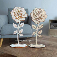 2 roses éternelles avec Prénoms sur les feuilles et phrase sur le socle