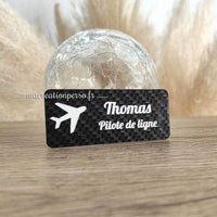 Badge aéroport pilote carbone gravé prénom Thomas et avion