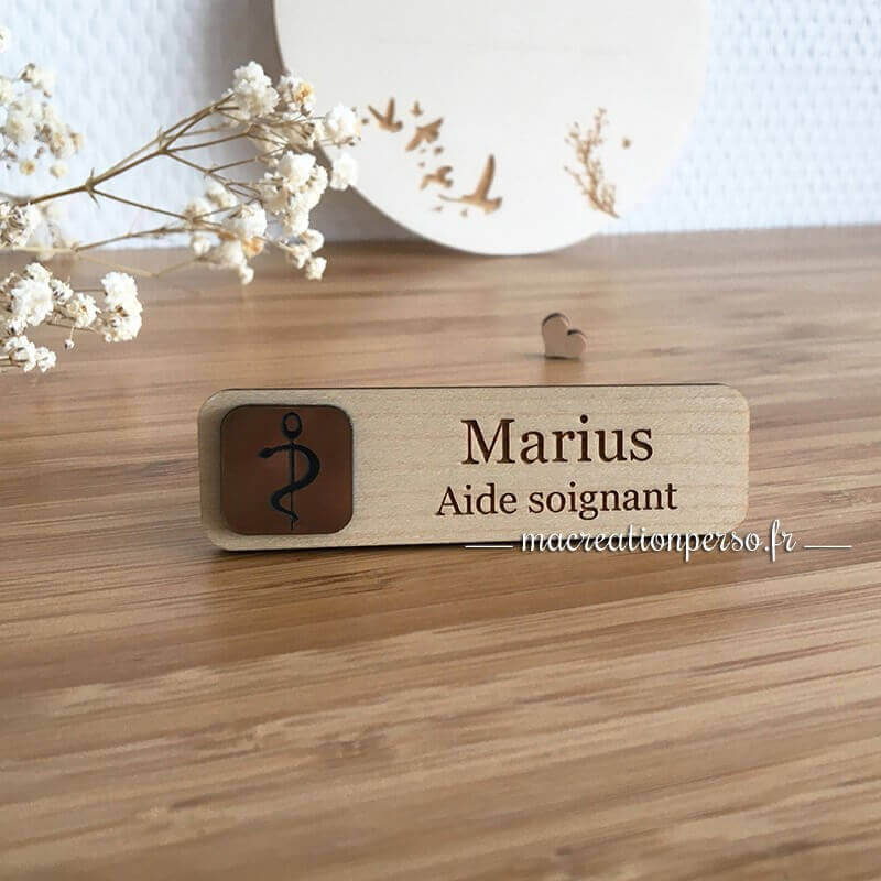 Badge aide soignant en bois personnalisé en bois et or rectangle bords arrondis