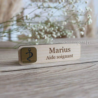 Badge aide soignant avec caducée personnalisable en bois et or 