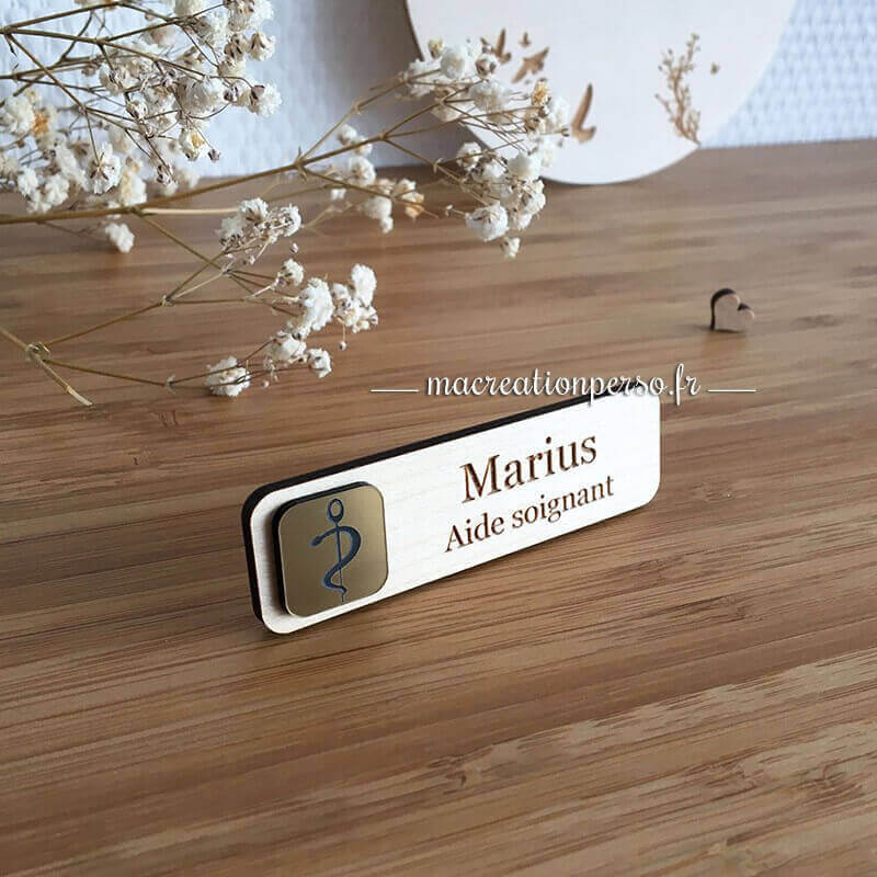 Badge aide soignant personnalisable en bois et or 