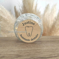 badge assistante dentaire personnalisé rond imitation bois avec dent et prénom Justine