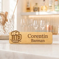 Badge barman avec prénom gravé, parfait pour renforcer la relation client derrière le comptoir