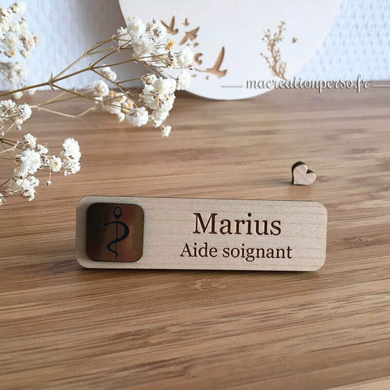 badge pour blouse aide soignant en bois et doré