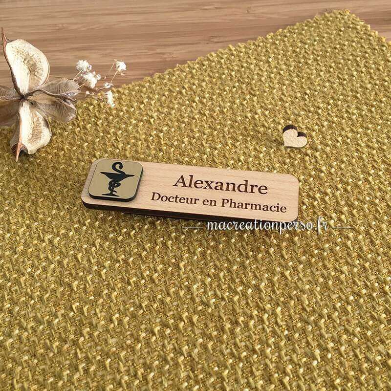 Badge en bois docteur en pharmacie gravé Alexandre avec caducée noir et dorée