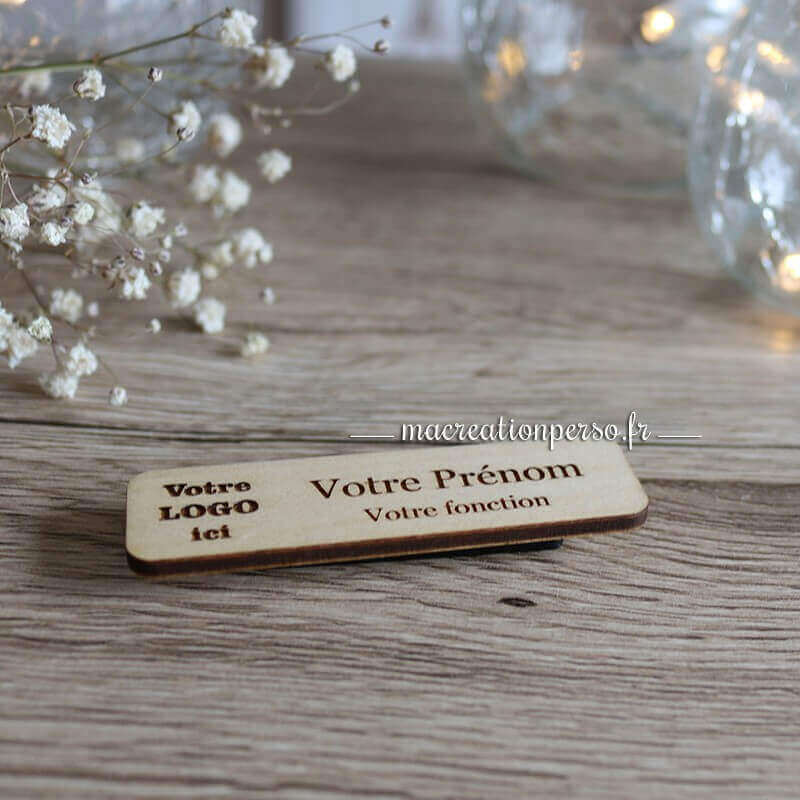 Badge en bois avec exemple de texte vue de haut