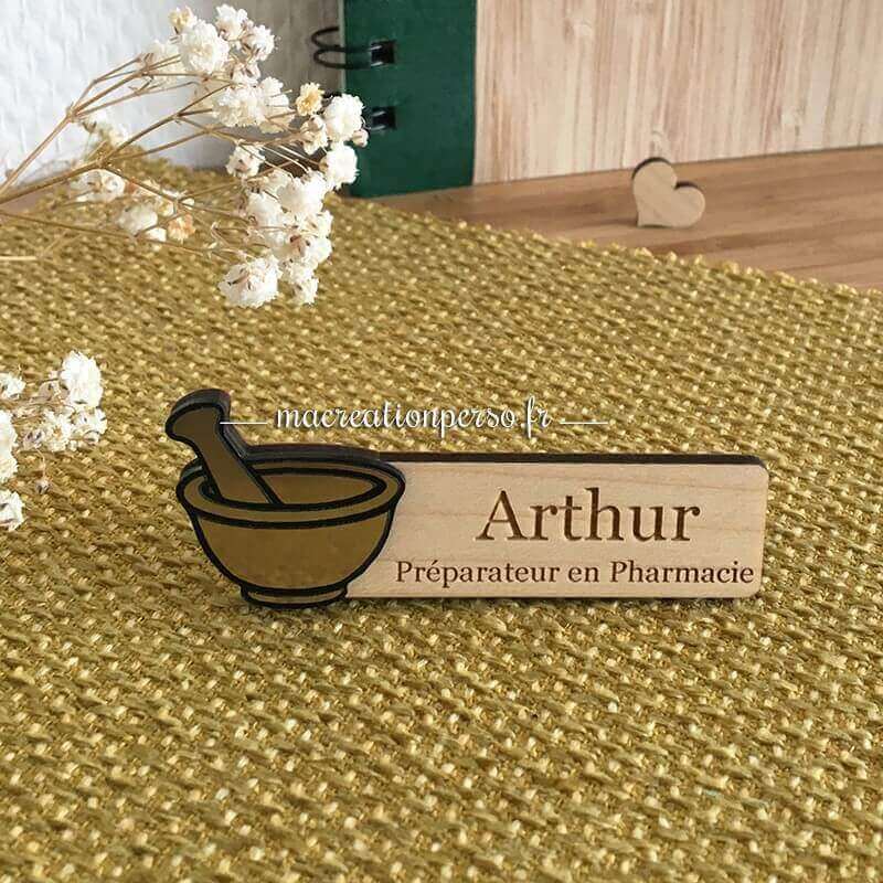 Badge en bois avec mortier doré