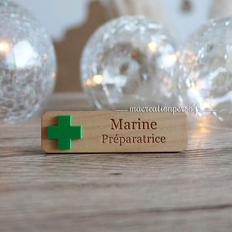 Badge croix verte personnalisé avec Prénom Marine et Fonction Préparatrice