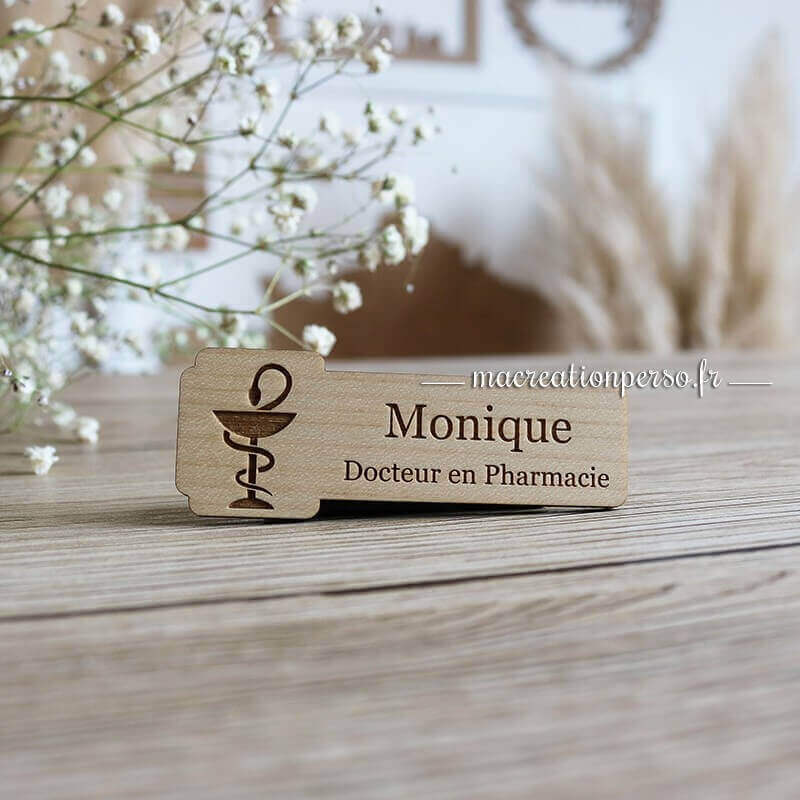 Badge Docteur en pharmacie en bois personnalisé