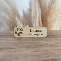 Badge entreprise naturopathe insigne croix bois personnalisé Louise