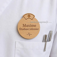 Badge étudiant infirmier personnalisé porté sur blouse médicale blanche