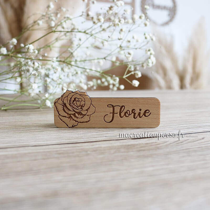 Badge fleuriste rose en bois 