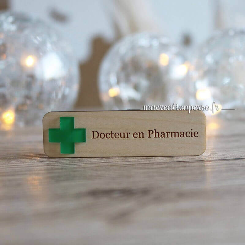 Badge gravé en bois personnalisé avec croix verte