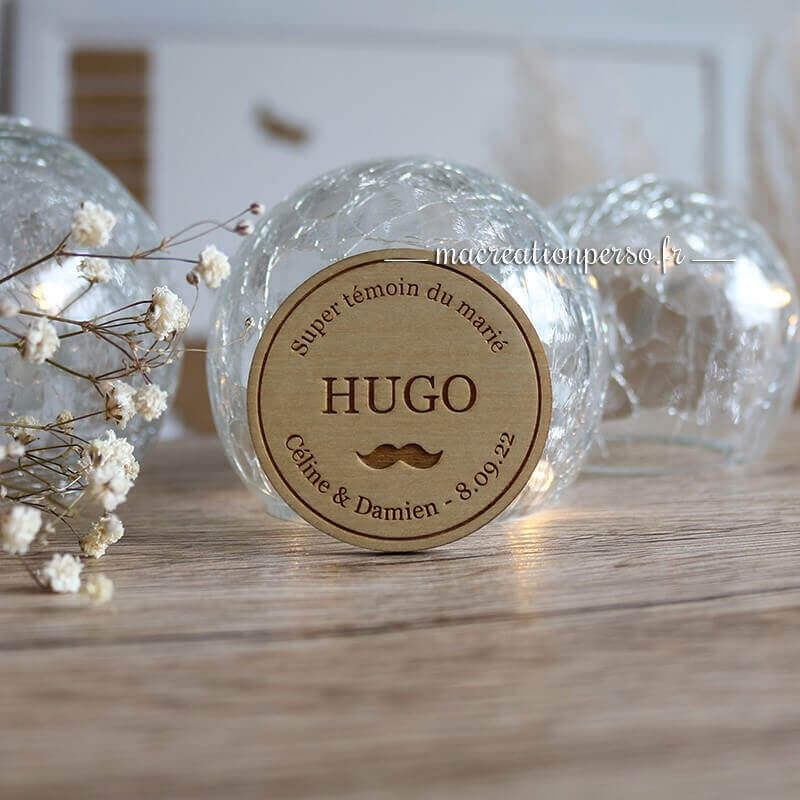 Badge Hugo magnet personnalisé mariage rond en bois avec Prénom thème moustache