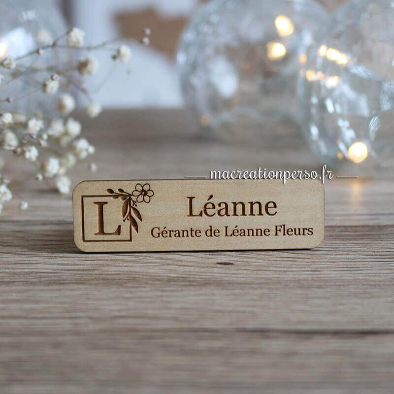 Badge Léanne en bois avec Logo