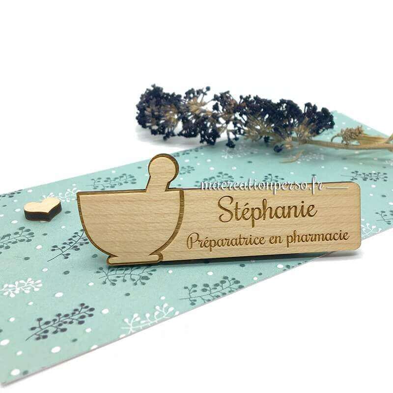 Badge logo préparatrice en pharmacie caducée gravé Stéphanie