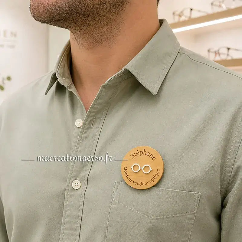 Badge monteur vendeur optique porté en situation en magasin