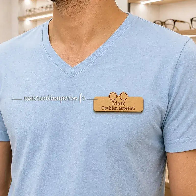 Badge opticien apprenti porté en magasin d’optique