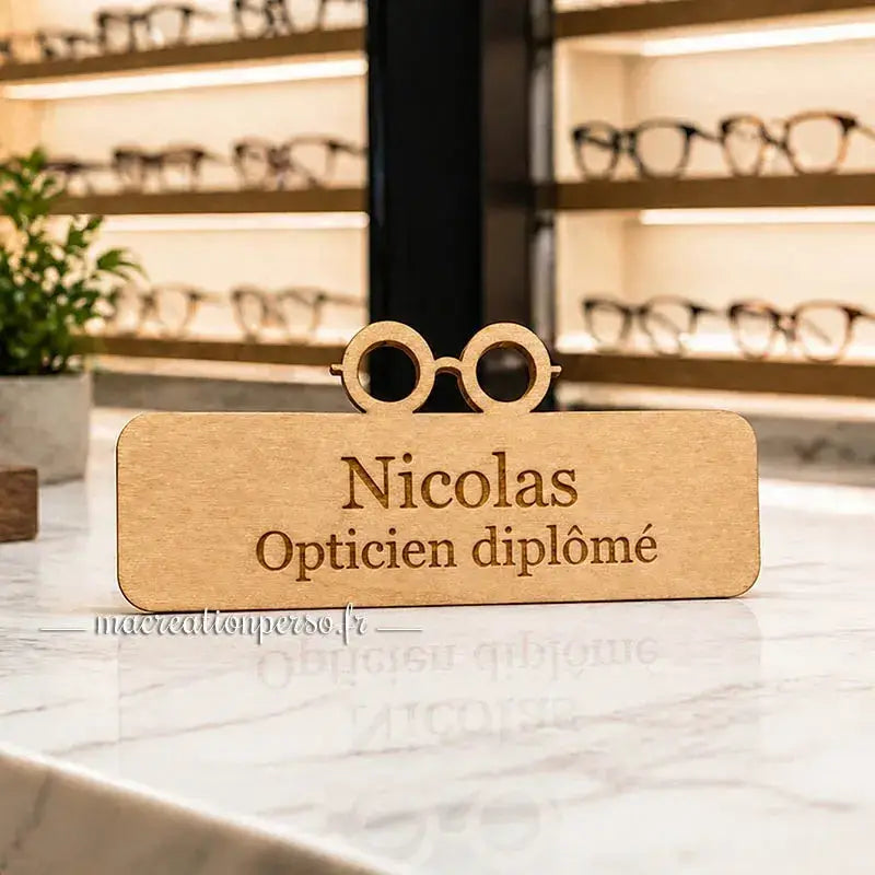 Badge opticien diplômé personnalisé en bois gravé, idéal pour magasin d’optique professionnel