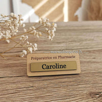 Badge personnalisable en bois Prénom sur plaque dorée - macreationperso