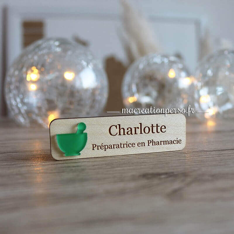 Badge personnalisé avec Pilon vert et gravure sur bois