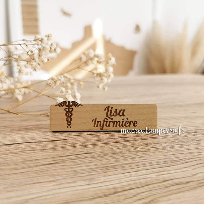 Badge  prénom Lisa Infirmière / Infirmier personnalisé en bois