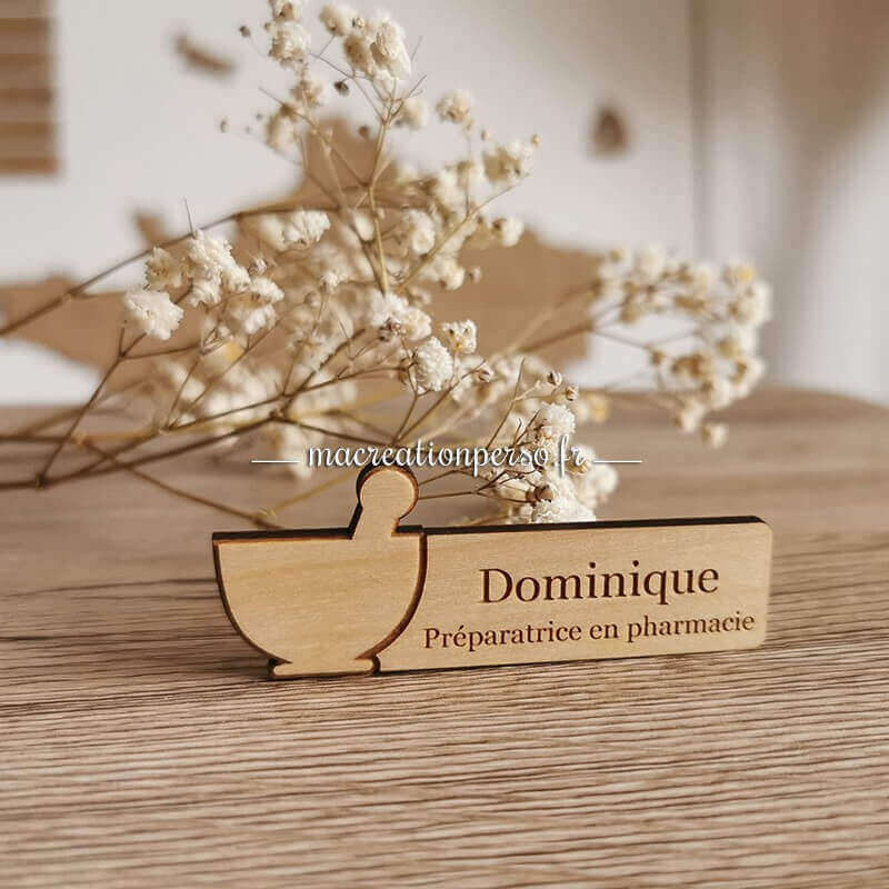 Badge préparatrice en pharmacie bois personnalisé  prénom Dominique 
