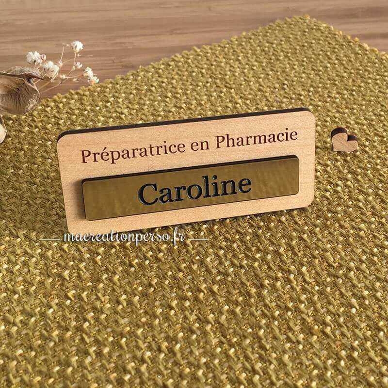 Badge préparatrice en pharmacie en bois  avec prénom gravé sur plaque dorée 