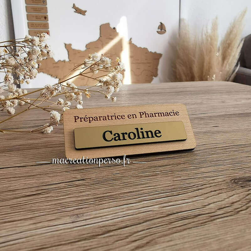 Badge préparatrice en pharmacie original en bois