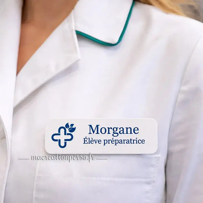 Badge préparatrice en pharmacie personnalisé avec prénom porté sur blouse, usage en officine