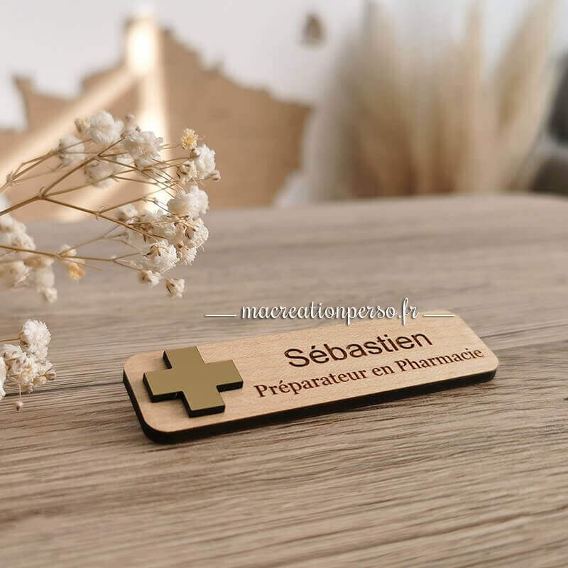 Badge professionnel de santé croix de pharmacie personnalisé en bois et doré